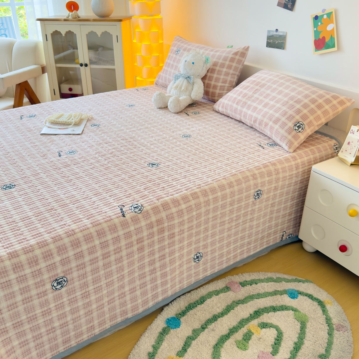 91家纺网 家纺一手货源 找家纺 棉乐町家居 2025新款高克重牛奶绒夹棉印花床盖 小资生活