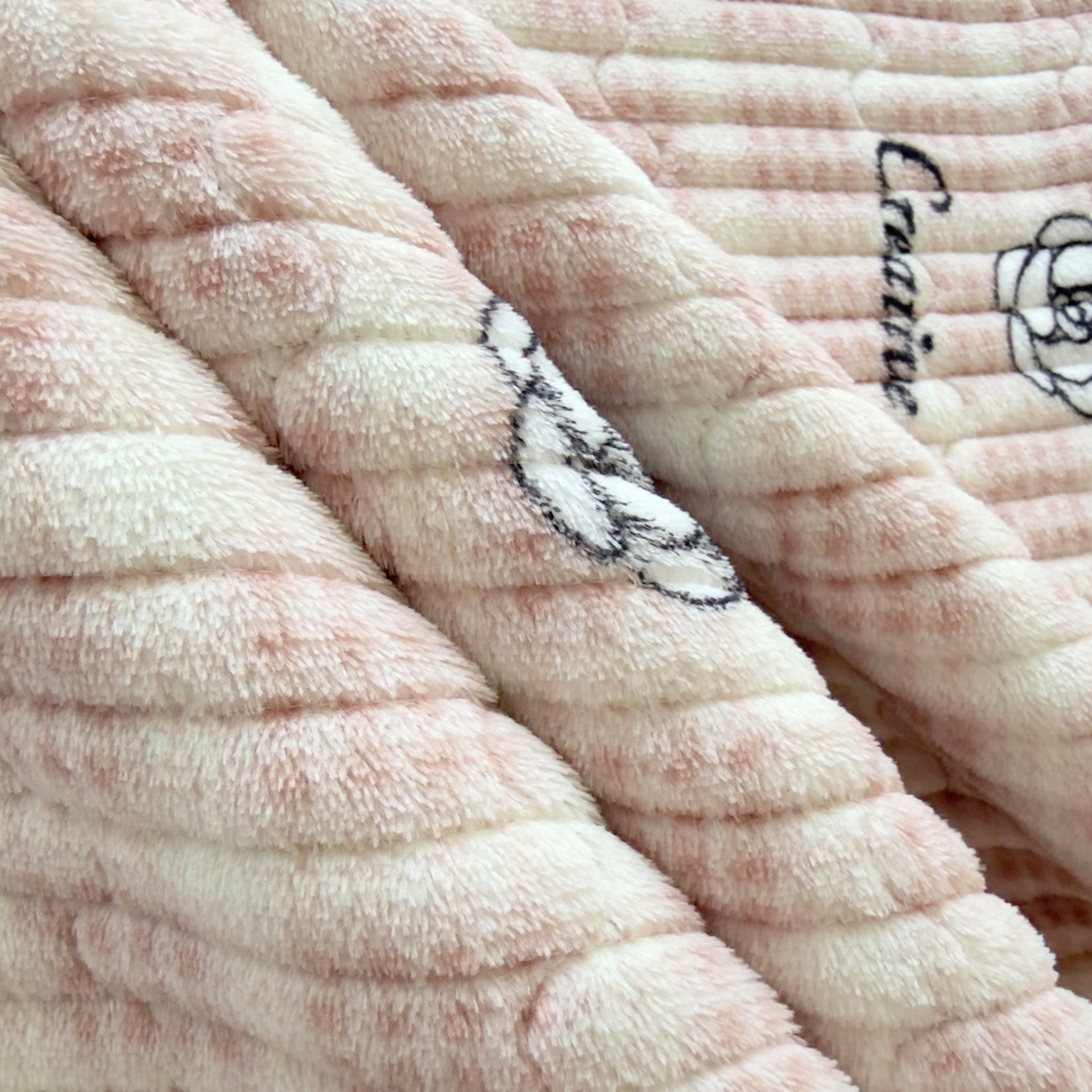 91家纺网 家纺一手货源 找家纺 棉乐町家居 2025新款高克重牛奶绒夹棉印花床盖 小资生活