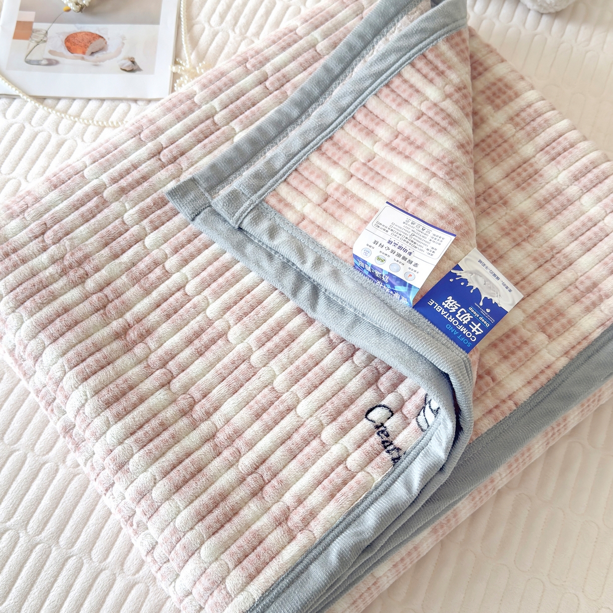 91家纺网 家纺一手货源 找家纺 棉乐町家居 2025新款高克重牛奶绒夹棉印花床盖 小资生活