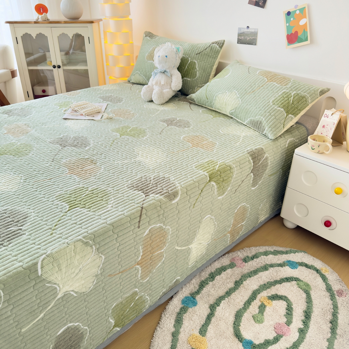 91家纺网 家纺一手货源 找家纺 棉乐町家居 2025新款高克重牛奶绒夹棉印花床盖 叶语柔情