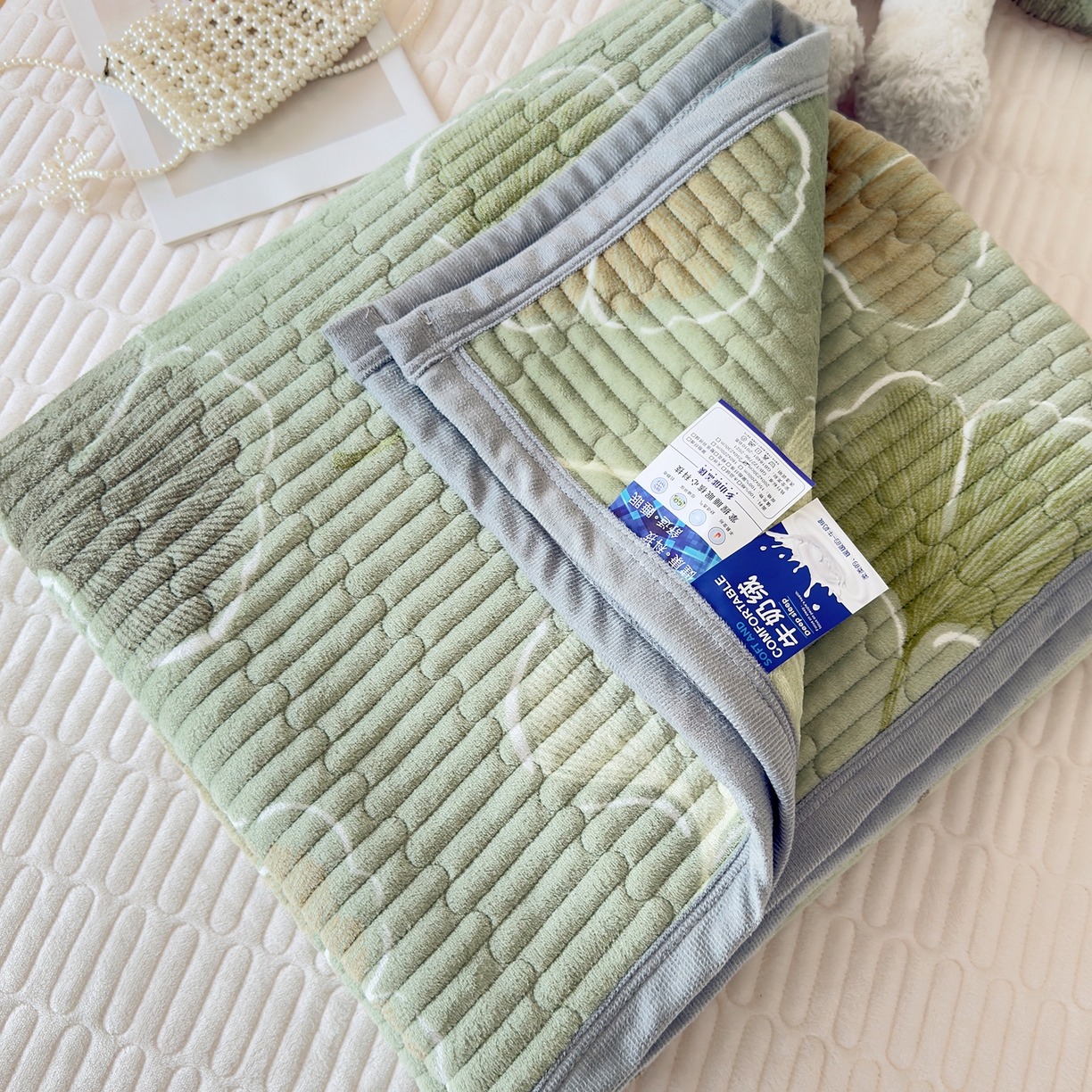 91家纺网 家纺一手货源 找家纺 棉乐町家居 2025新款高克重牛奶绒夹棉印花床盖 叶语柔情