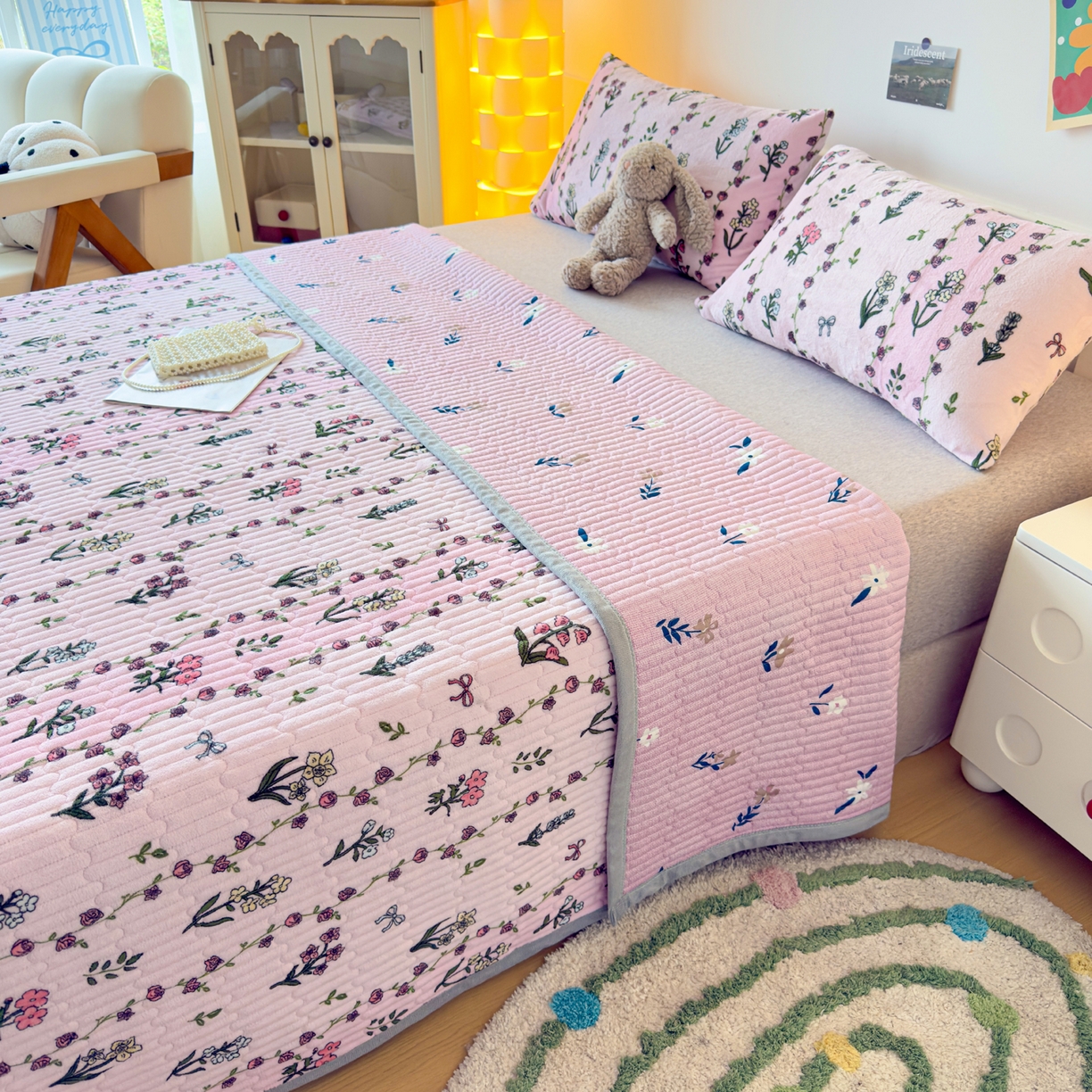 91家纺网 家纺一手货源 找家纺 棉乐町家居 2025新款高克重牛奶绒夹棉印花床盖 雍容华贵