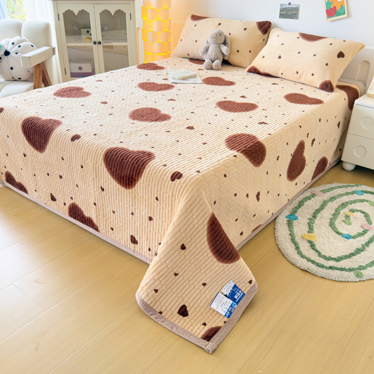 91家纺网 家纺一手货源 找家纺 金泰莱 2025新款高克重牛奶绒夹棉印花床盖 爱心满满