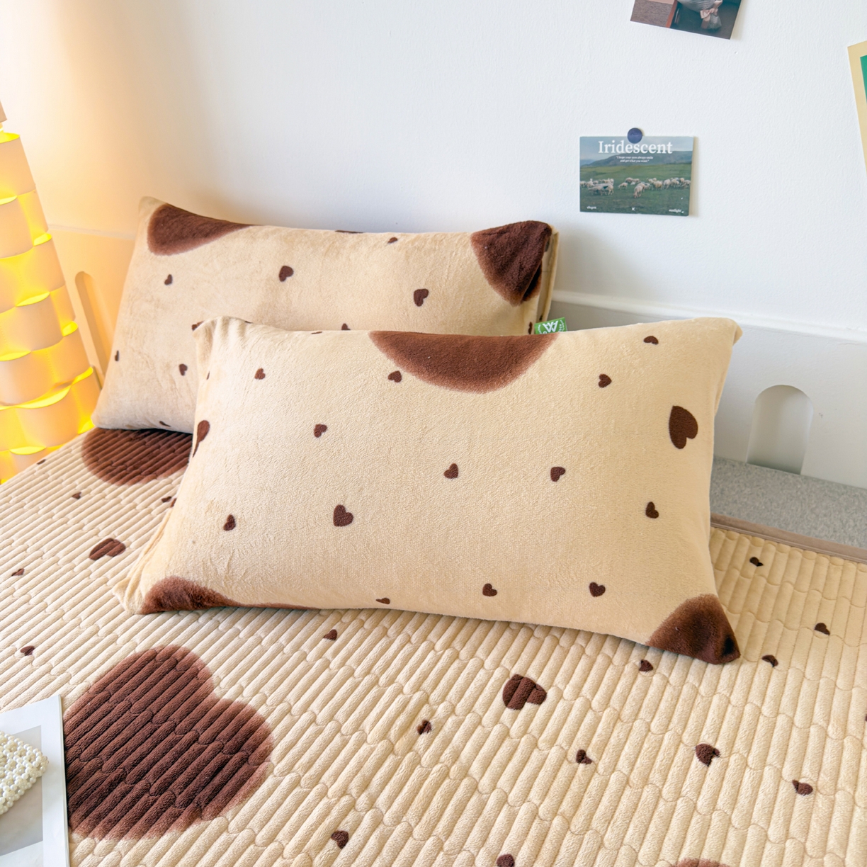 91家纺网 家纺一手货源 找家纺 金泰莱 2025新款高克重牛奶绒夹棉印花床盖 爱心满满