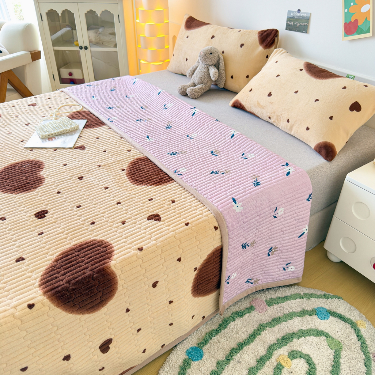 91家纺网 家纺一手货源 找家纺 金泰莱 2025新款高克重牛奶绒夹棉印花床盖 爱心满满