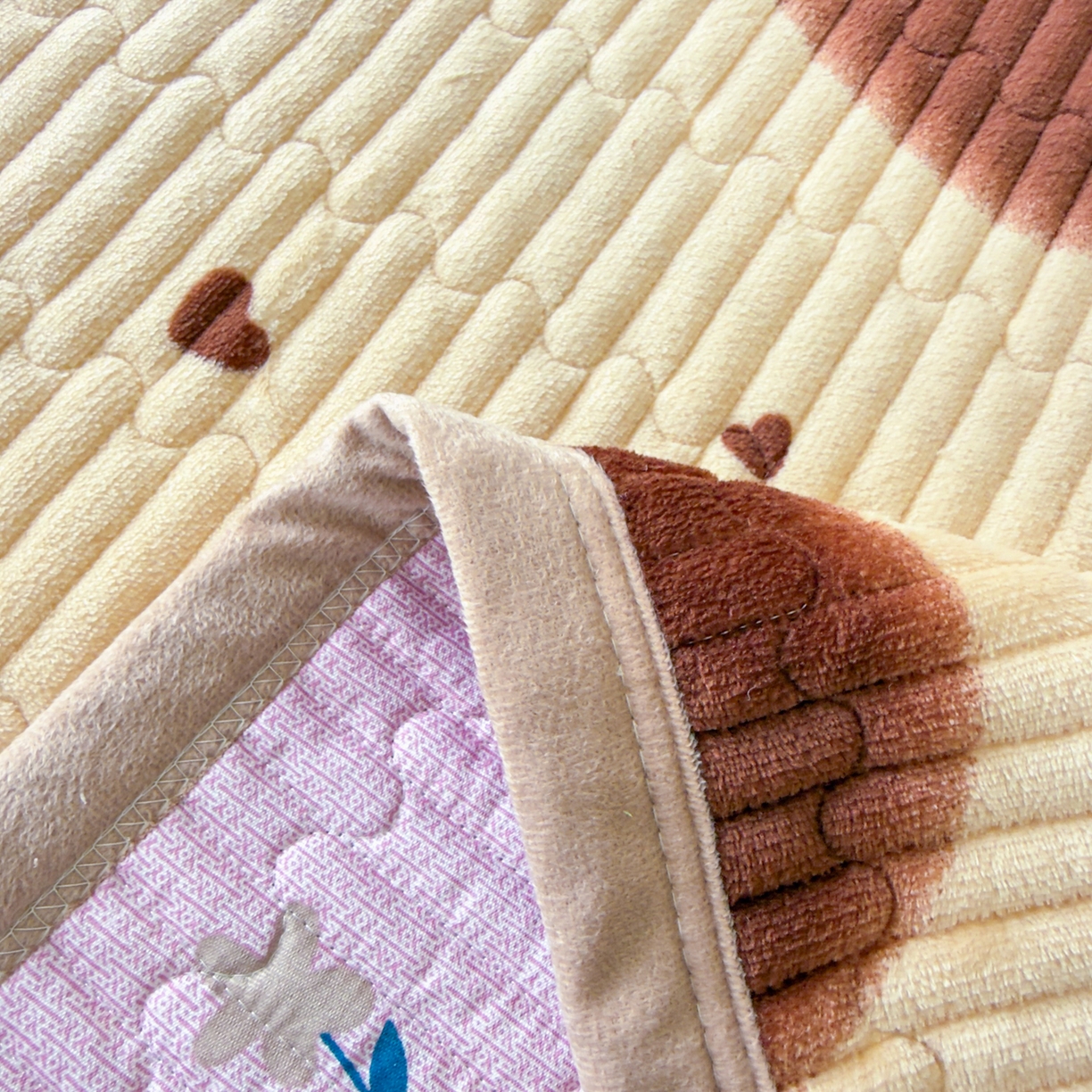 91家纺网 家纺一手货源 找家纺 金泰莱 2025新款高克重牛奶绒夹棉印花床盖 爱心满满