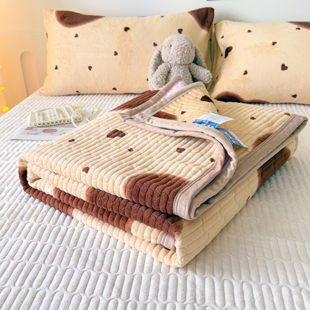 91家纺网 家纺一手货源 找家纺 金泰莱 2025新款高克重牛奶绒夹棉印花床盖 爱心满满