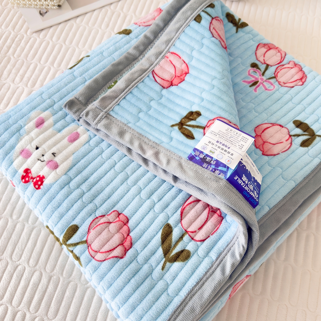 91家纺网 家纺一手货源 找家纺 金泰莱 2025新款高克重牛奶绒夹棉印花床盖 薄荷玫瑰