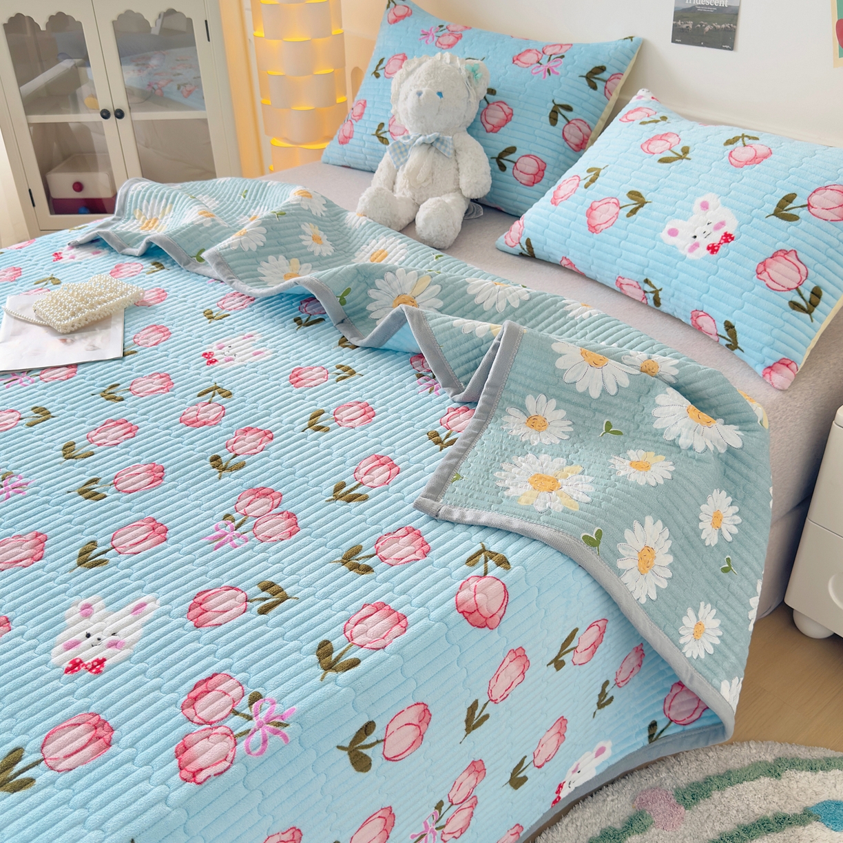 91家纺网 家纺一手货源 找家纺 金泰莱 2025新款高克重牛奶绒夹棉印花床盖 薄荷玫瑰