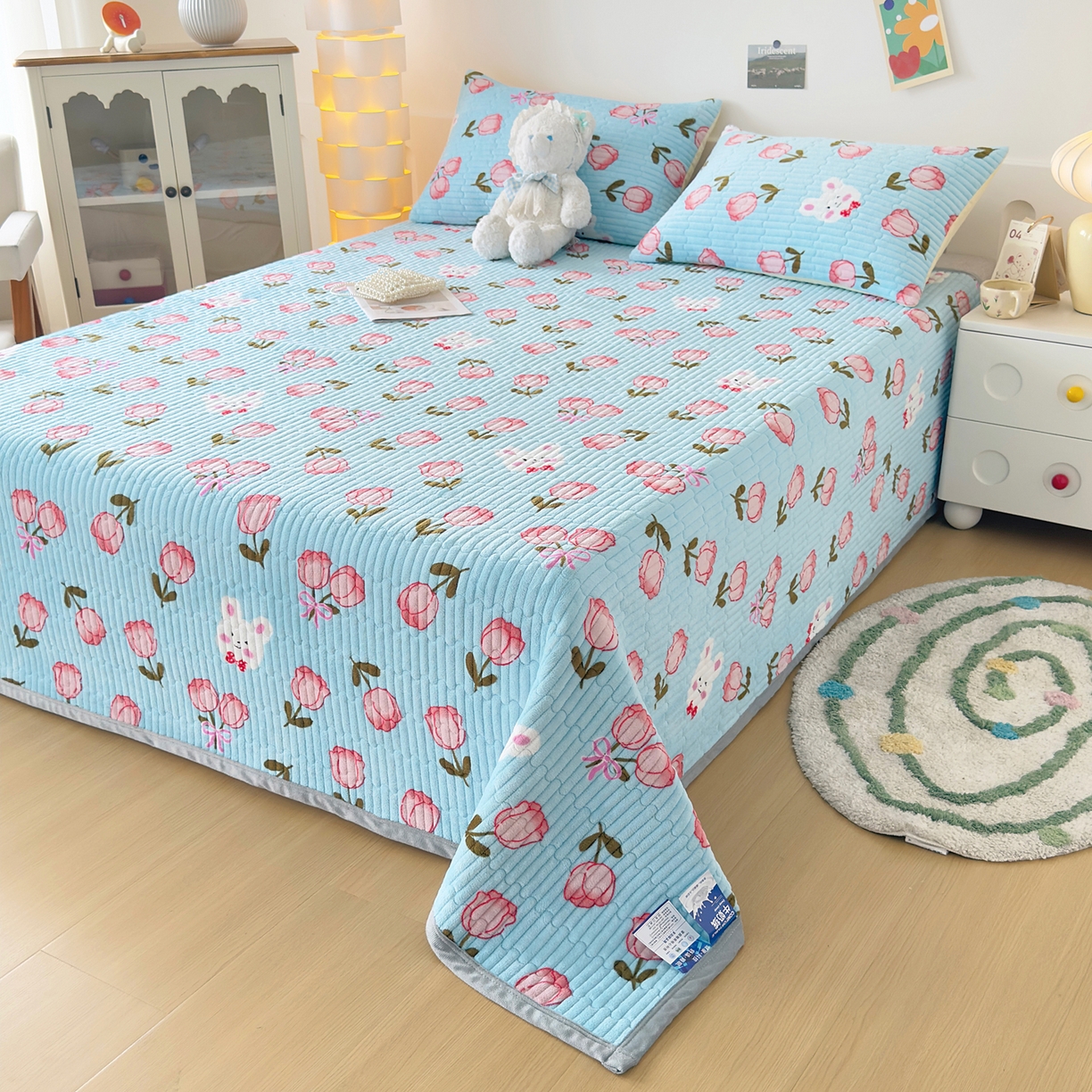 91家纺网 家纺一手货源 找家纺 金泰莱 2025新款高克重牛奶绒夹棉印花床盖 薄荷玫瑰