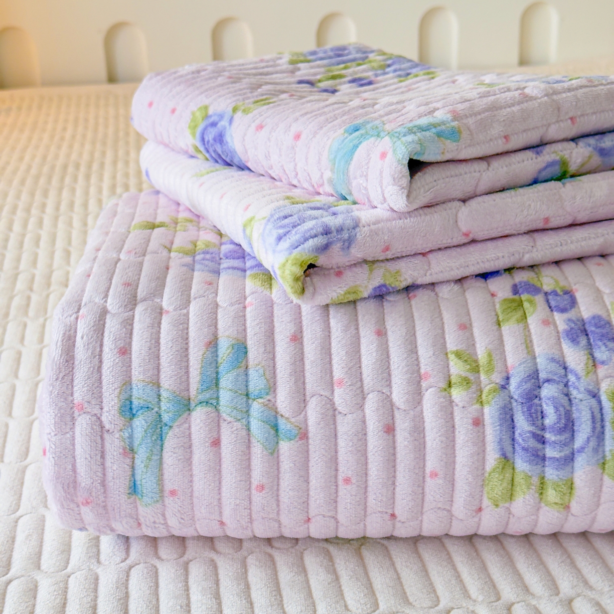 金泰莱 2025新款高克重牛奶绒夹棉印花床盖 蝶恋花