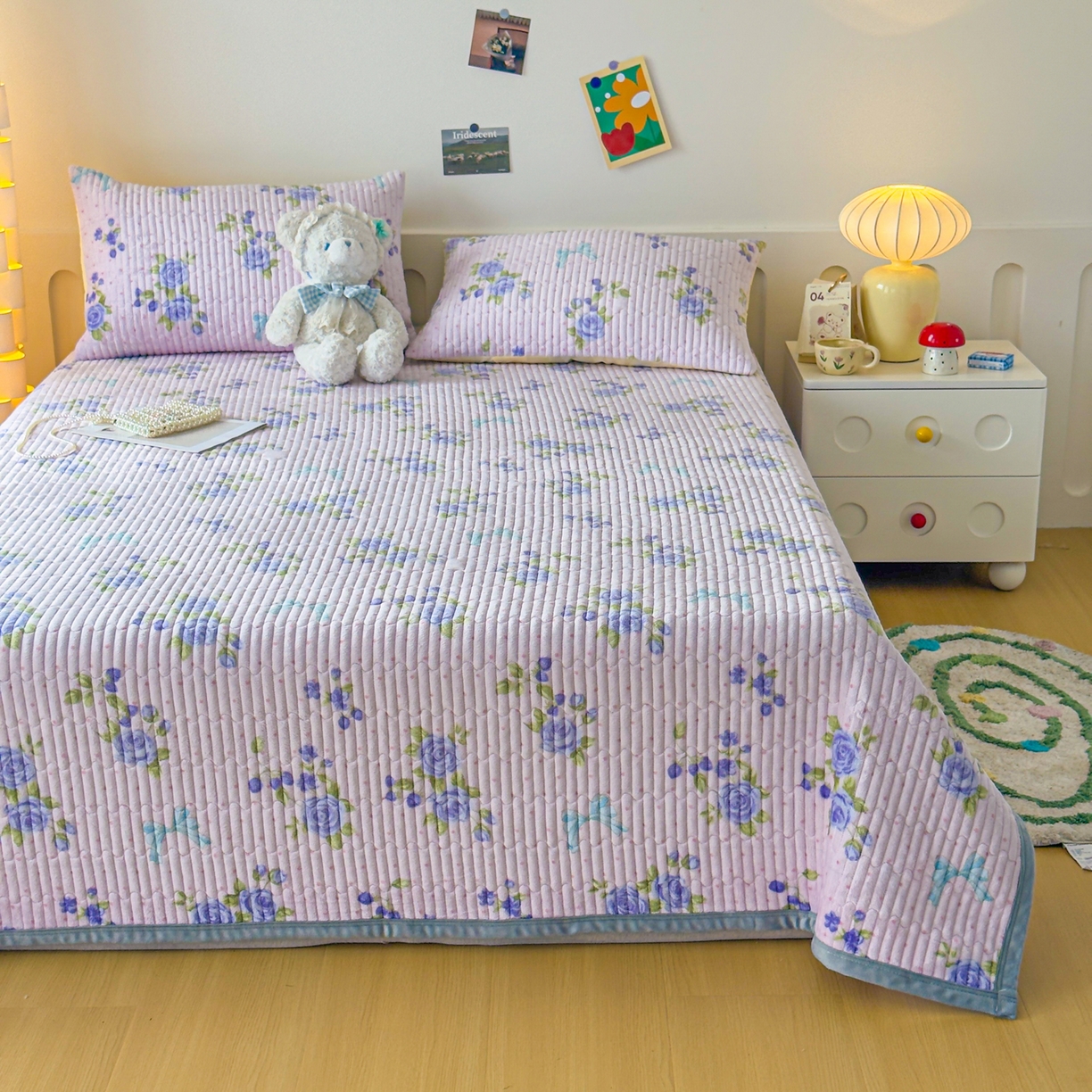 91家纺网 家纺一手货源 找家纺 金泰莱 2025新款高克重牛奶绒夹棉印花床盖 蝶恋花