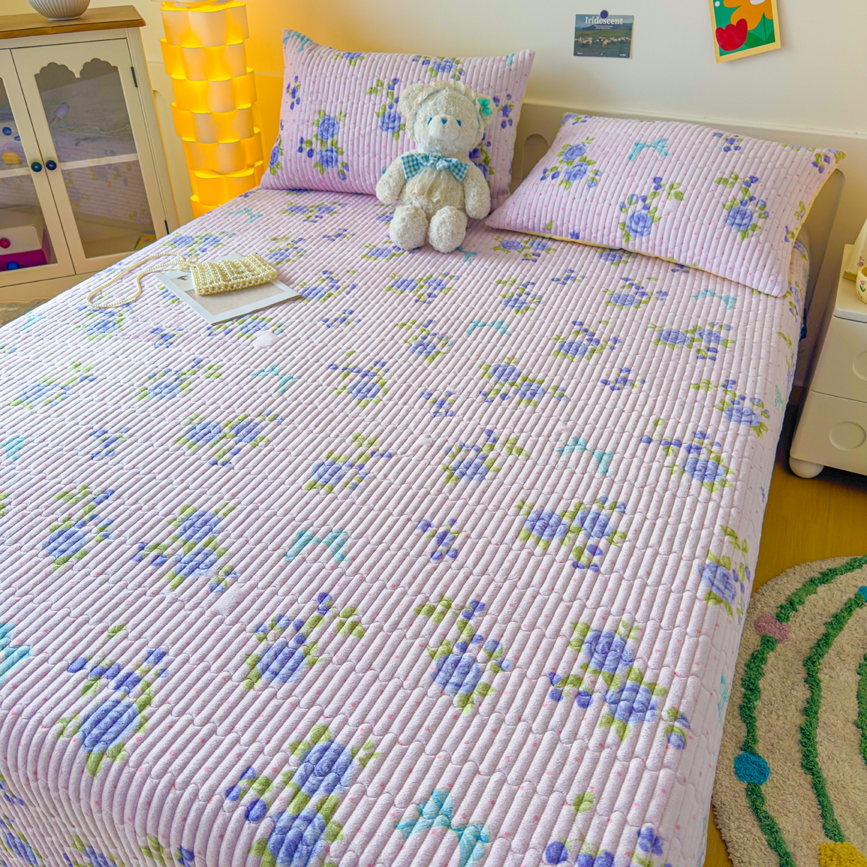 91家纺网 家纺一手货源 找家纺 金泰莱 2025新款高克重牛奶绒夹棉印花床盖 蝶恋花