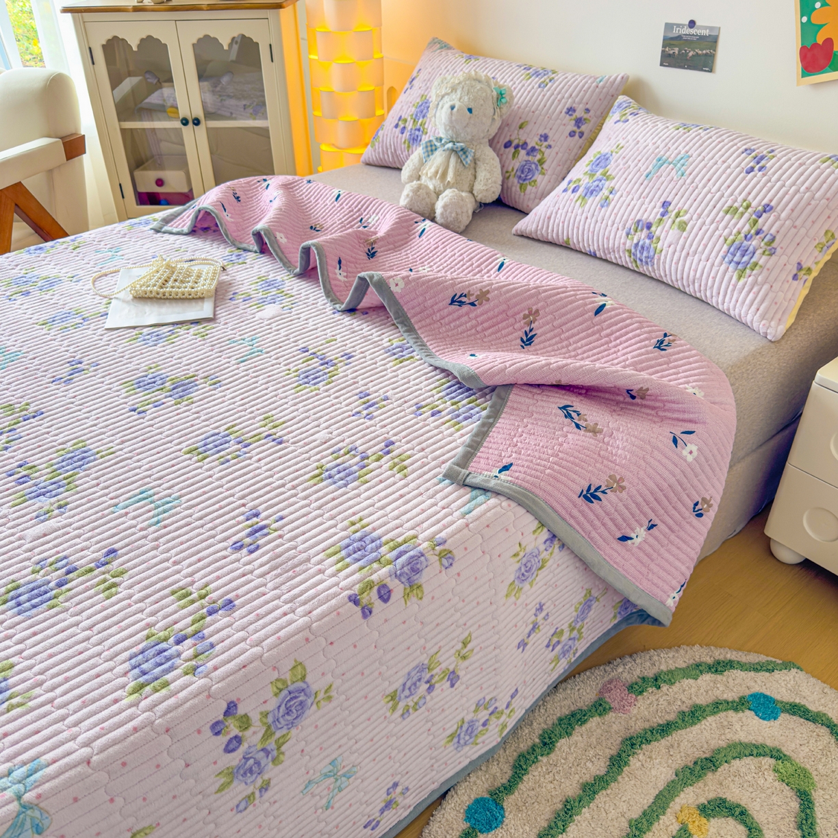 91家纺网 家纺一手货源 找家纺 金泰莱 2025新款高克重牛奶绒夹棉印花床盖 蝶恋花