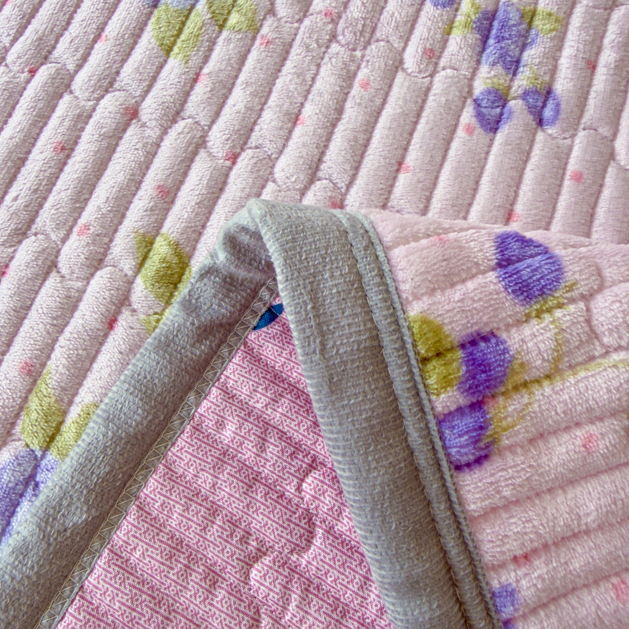 91家纺网 家纺一手货源 找家纺 金泰莱 2025新款高克重牛奶绒夹棉印花床盖 蝶恋花