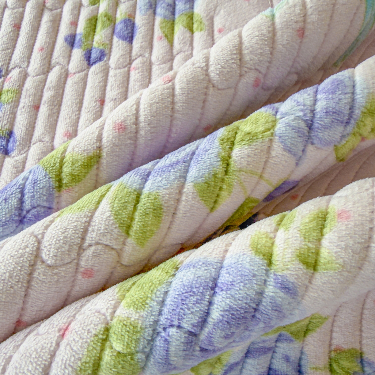 91家纺网 家纺一手货源 找家纺 金泰莱 2025新款高克重牛奶绒夹棉印花床盖 蝶恋花