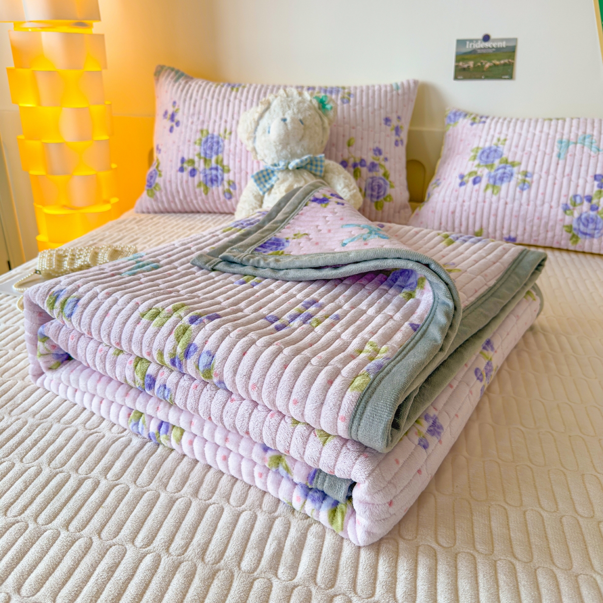 91家纺网 家纺一手货源 找家纺 金泰莱 2025新款高克重牛奶绒夹棉印花床盖 蝶恋花