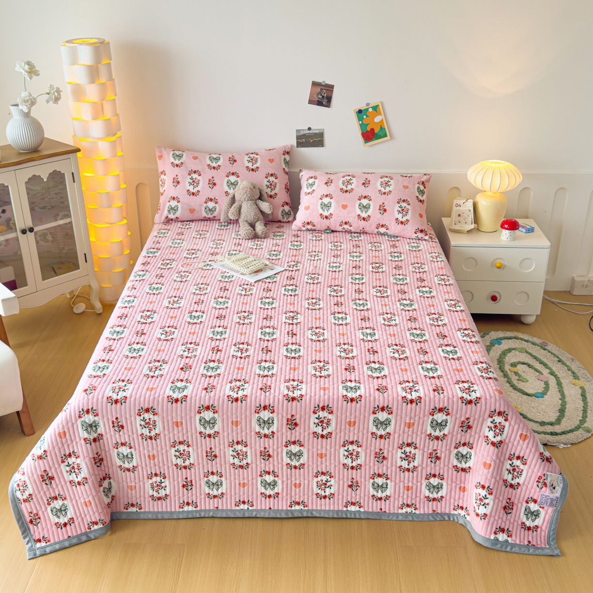 91家纺网 家纺一手货源 找家纺 金泰莱 2025新款高克重牛奶绒夹棉印花床盖 豆蔻年华