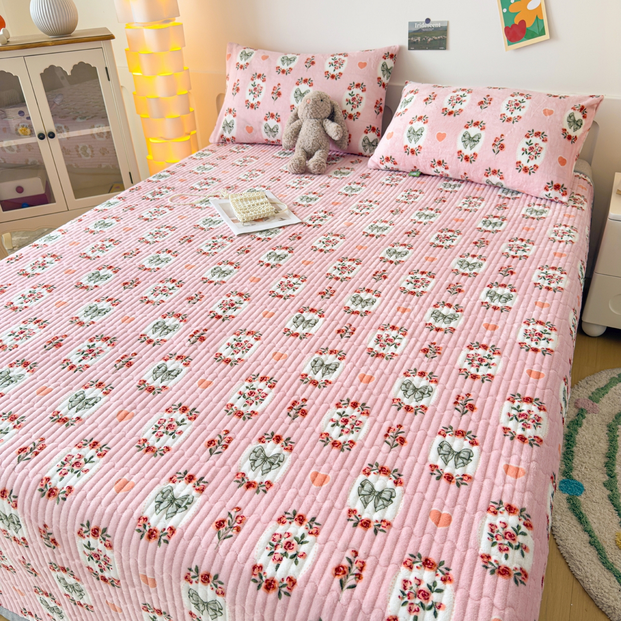 91家纺网 家纺一手货源 找家纺 金泰莱 2025新款高克重牛奶绒夹棉印花床盖 豆蔻年华