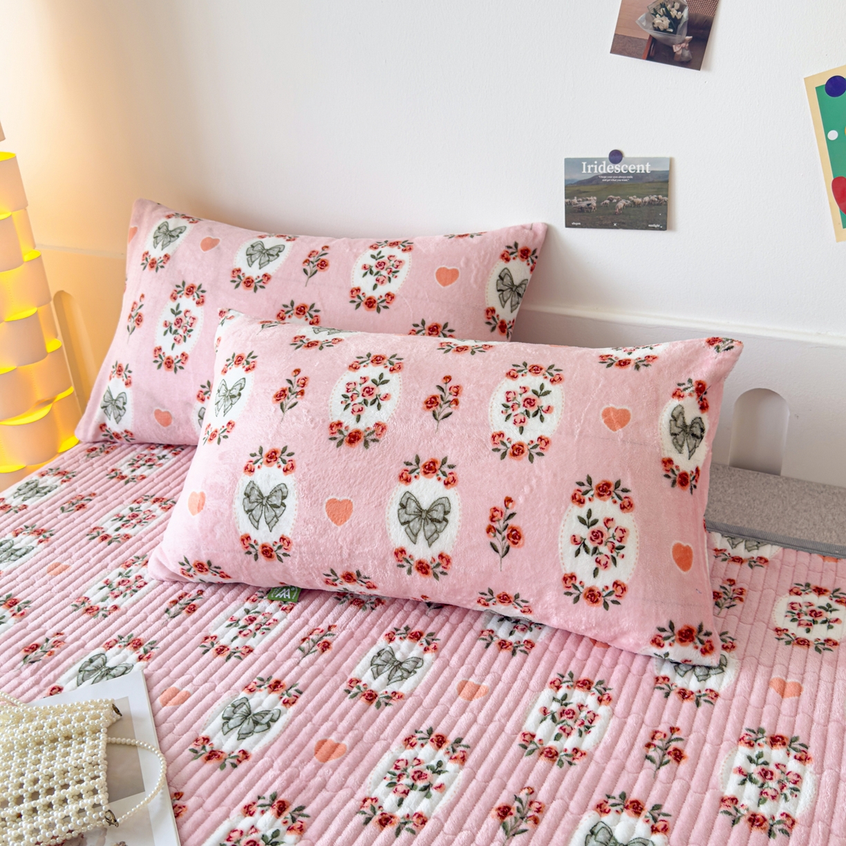 91家纺网 家纺一手货源 找家纺 金泰莱 2025新款高克重牛奶绒夹棉印花床盖 豆蔻年华