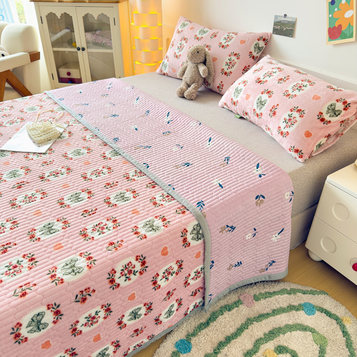 91家纺网 家纺一手货源 找家纺 金泰莱 2025新款高克重牛奶绒夹棉印花床盖 豆蔻年华