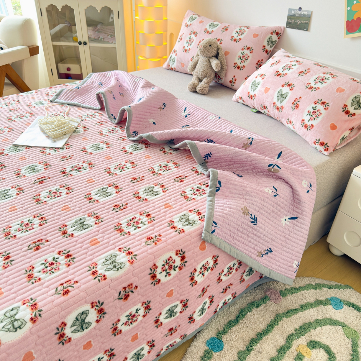 91家纺网 家纺一手货源 找家纺 金泰莱 2025新款高克重牛奶绒夹棉印花床盖 豆蔻年华