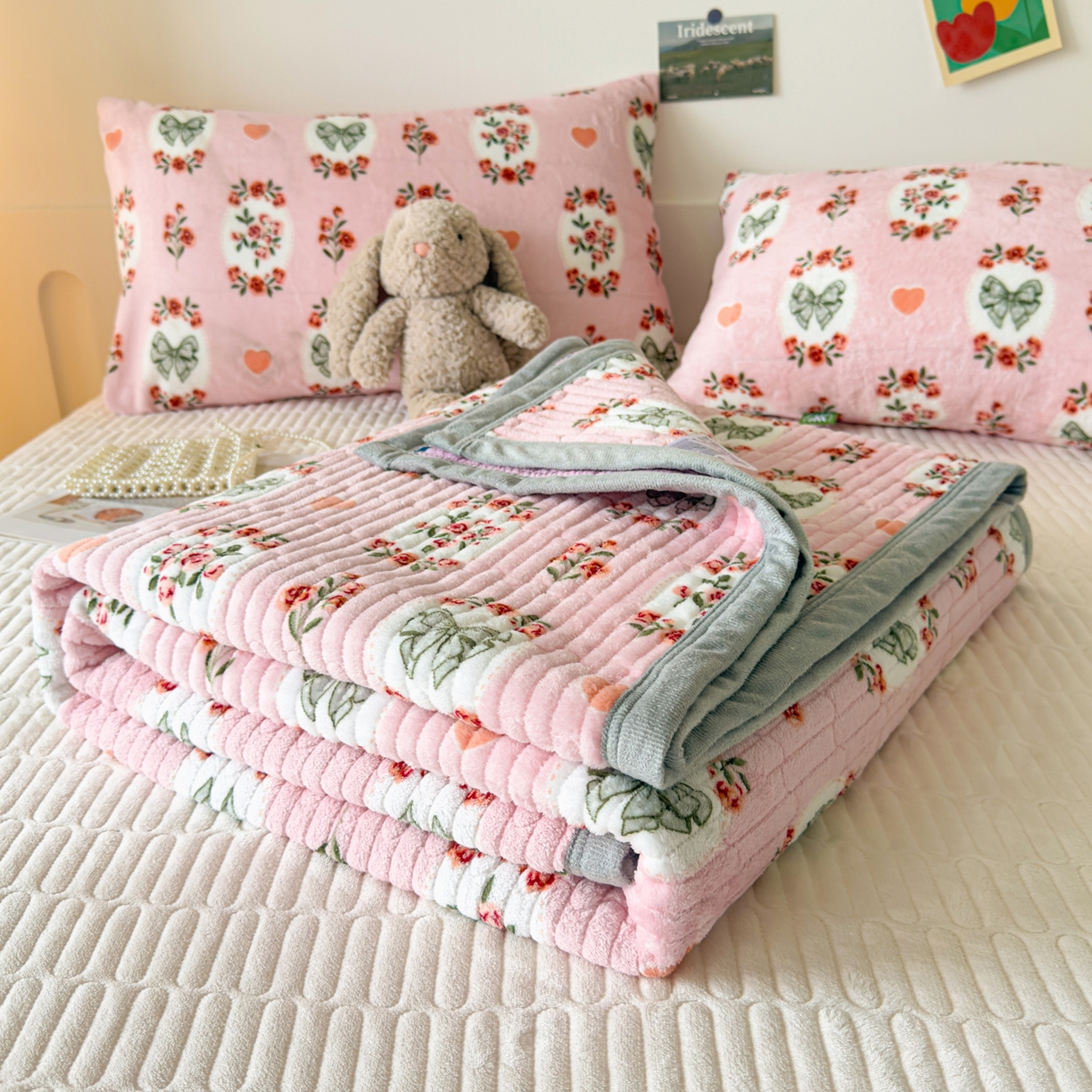 91家纺网 家纺一手货源 找家纺 金泰莱 2025新款高克重牛奶绒夹棉印花床盖 豆蔻年华