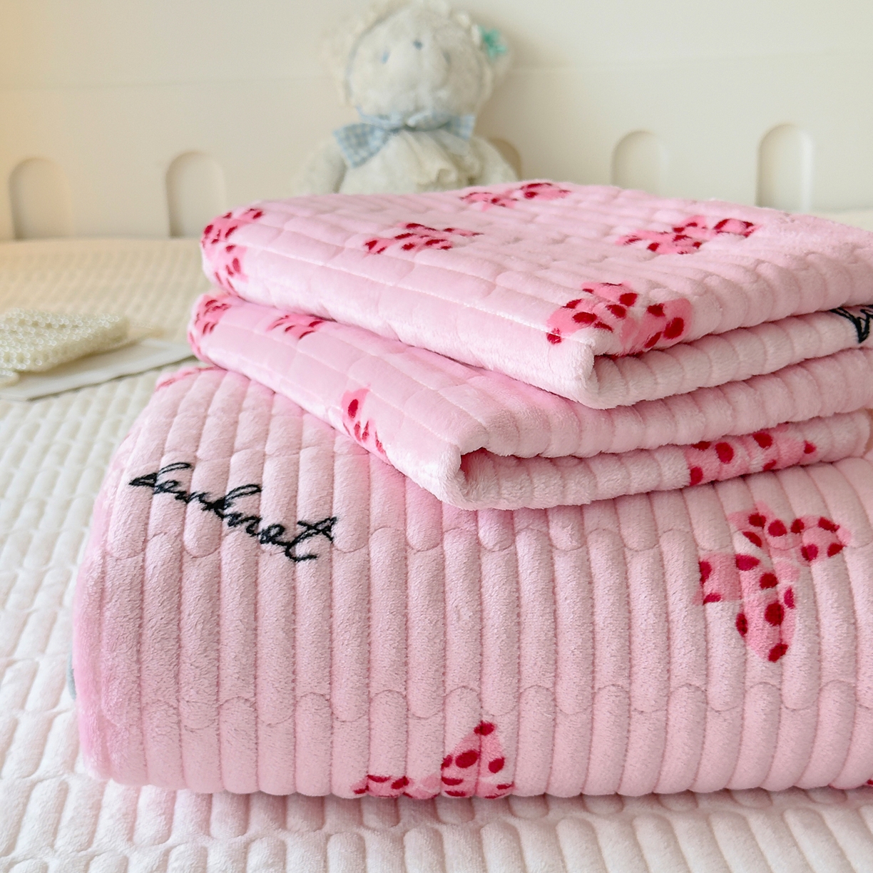 金泰莱 2025新款高克重牛奶绒夹棉印花床盖 蝴蝶粉