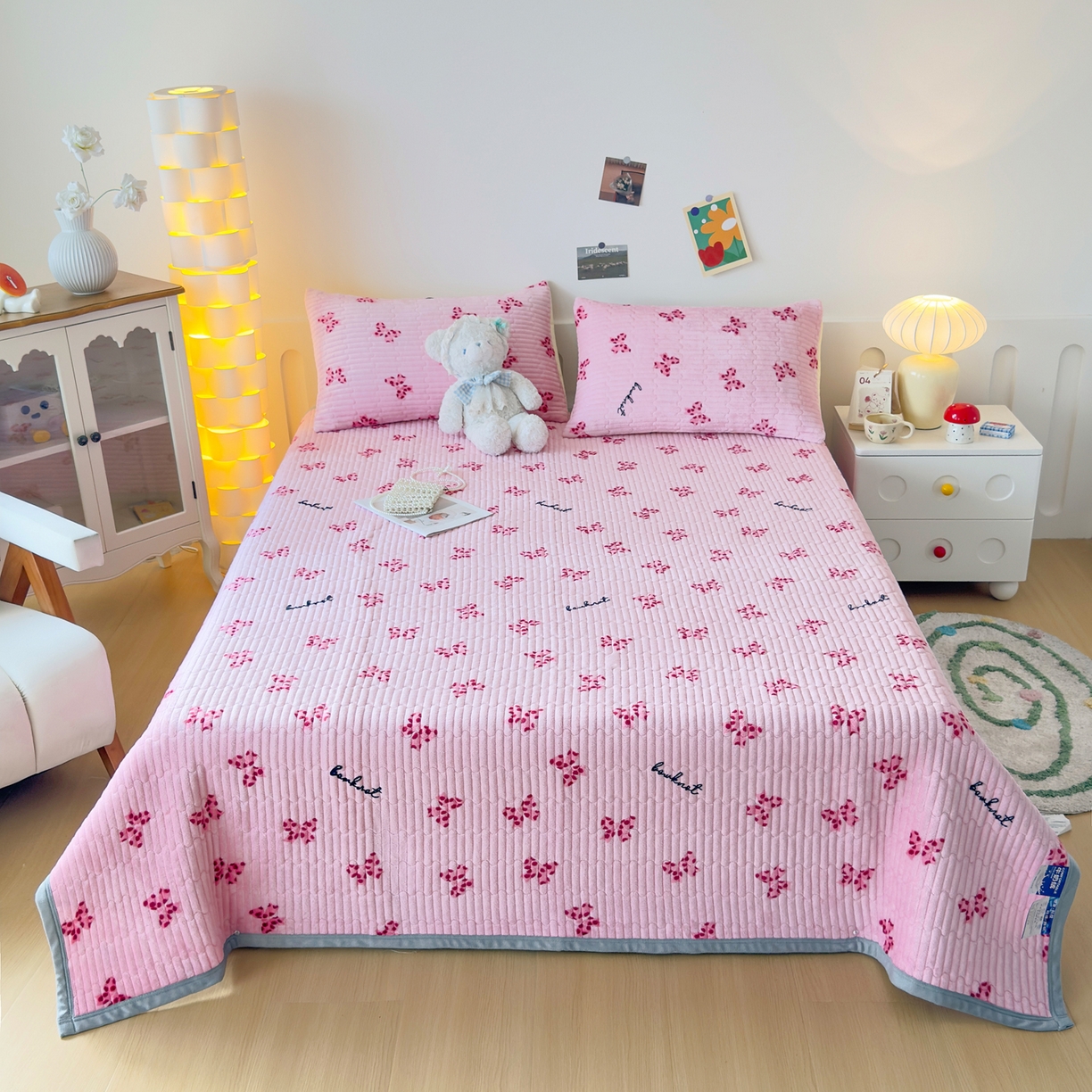 91家纺网 家纺一手货源 找家纺 金泰莱 2025新款高克重牛奶绒夹棉印花床盖 蝴蝶粉