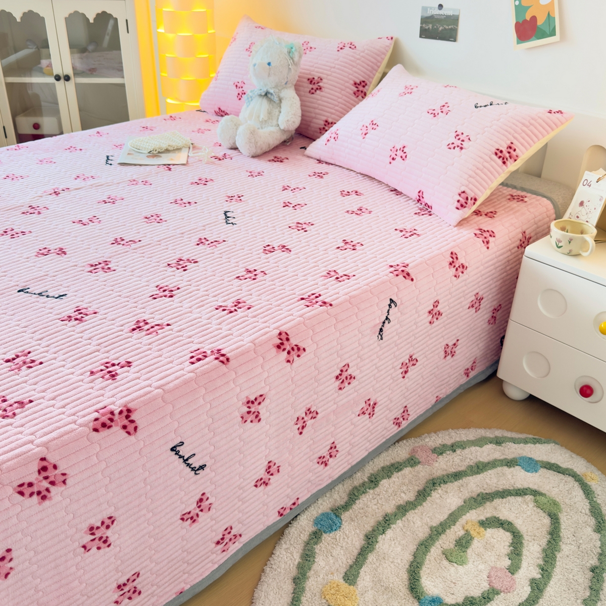 91家纺网 家纺一手货源 找家纺 金泰莱 2025新款高克重牛奶绒夹棉印花床盖 蝴蝶粉