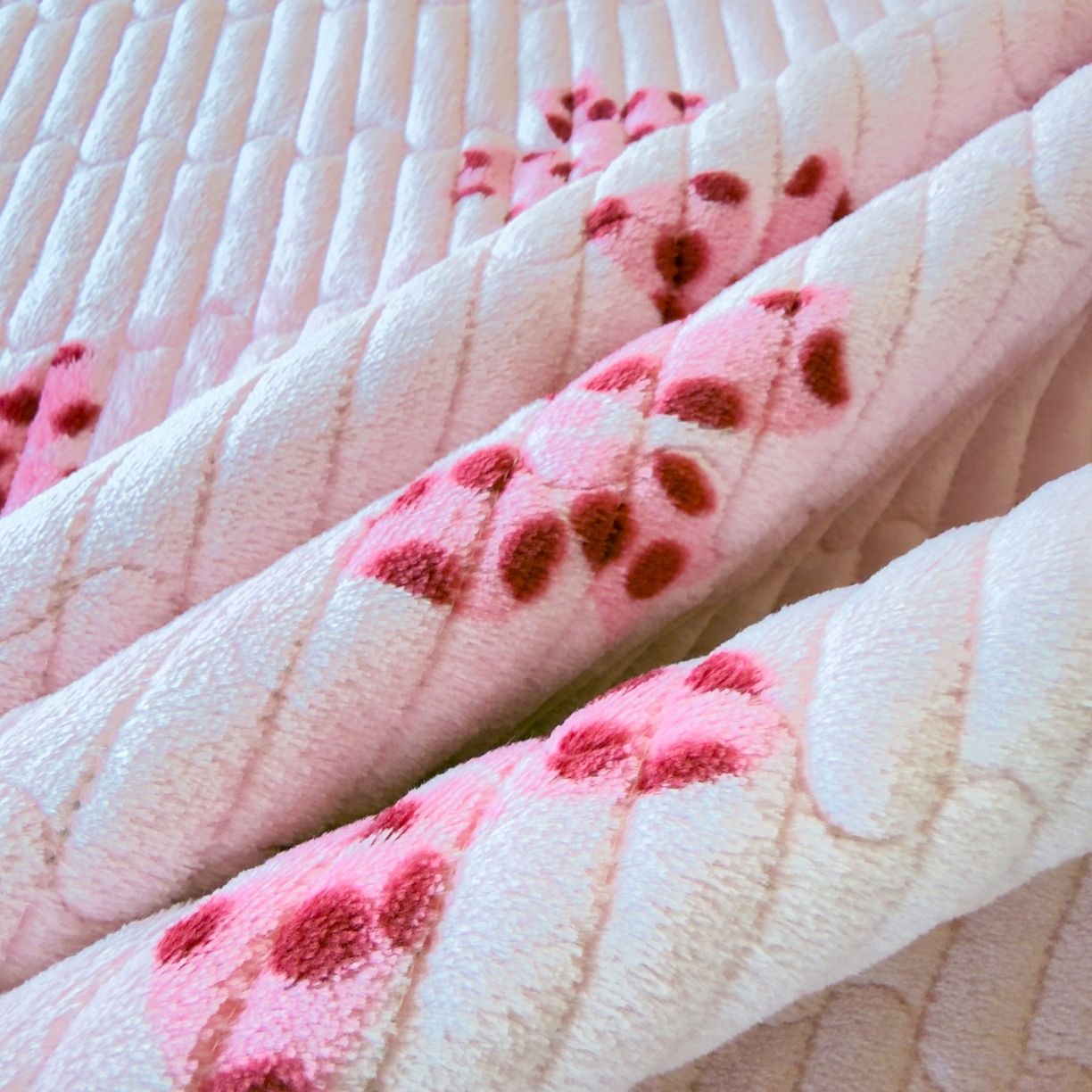 91家纺网 家纺一手货源 找家纺 金泰莱 2025新款高克重牛奶绒夹棉印花床盖 蝴蝶粉