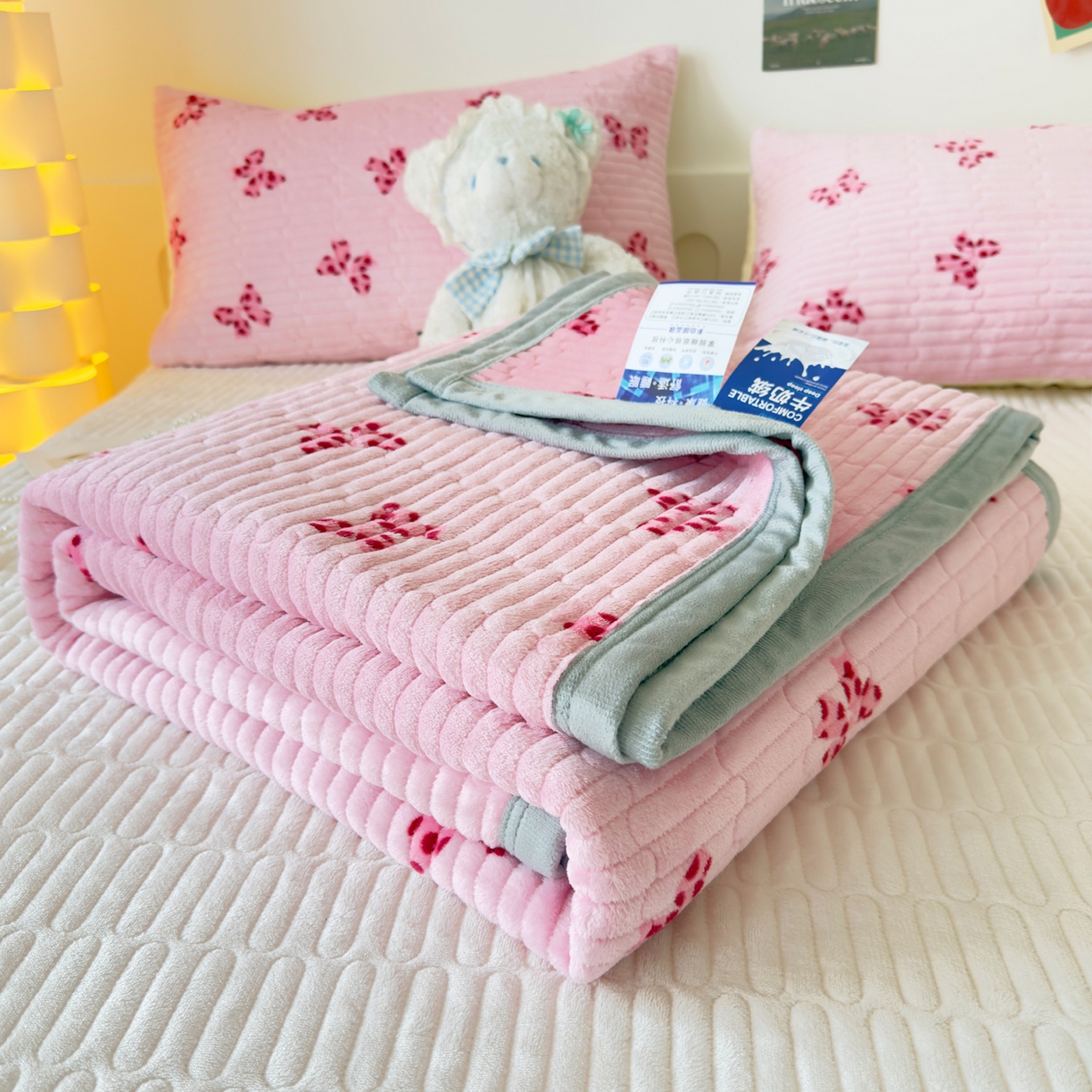 91家纺网 家纺一手货源 找家纺 金泰莱 2025新款高克重牛奶绒夹棉印花床盖 蝴蝶粉