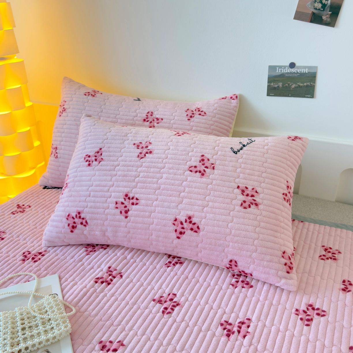 91家纺网 家纺一手货源 找家纺 金泰莱 2025新款高克重牛奶绒夹棉印花床盖 蝴蝶粉