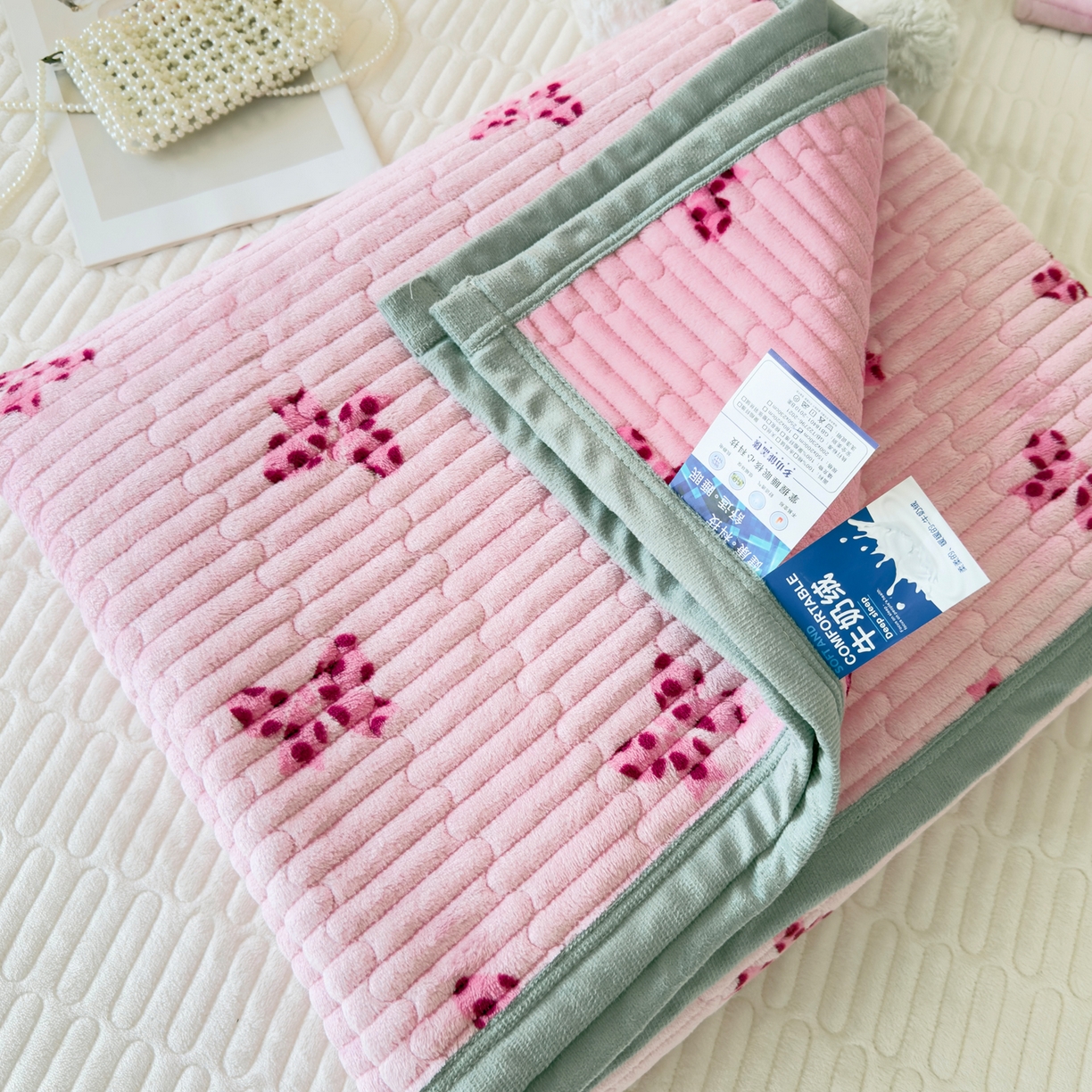 91家纺网 家纺一手货源 找家纺 金泰莱 2025新款高克重牛奶绒夹棉印花床盖 蝴蝶粉