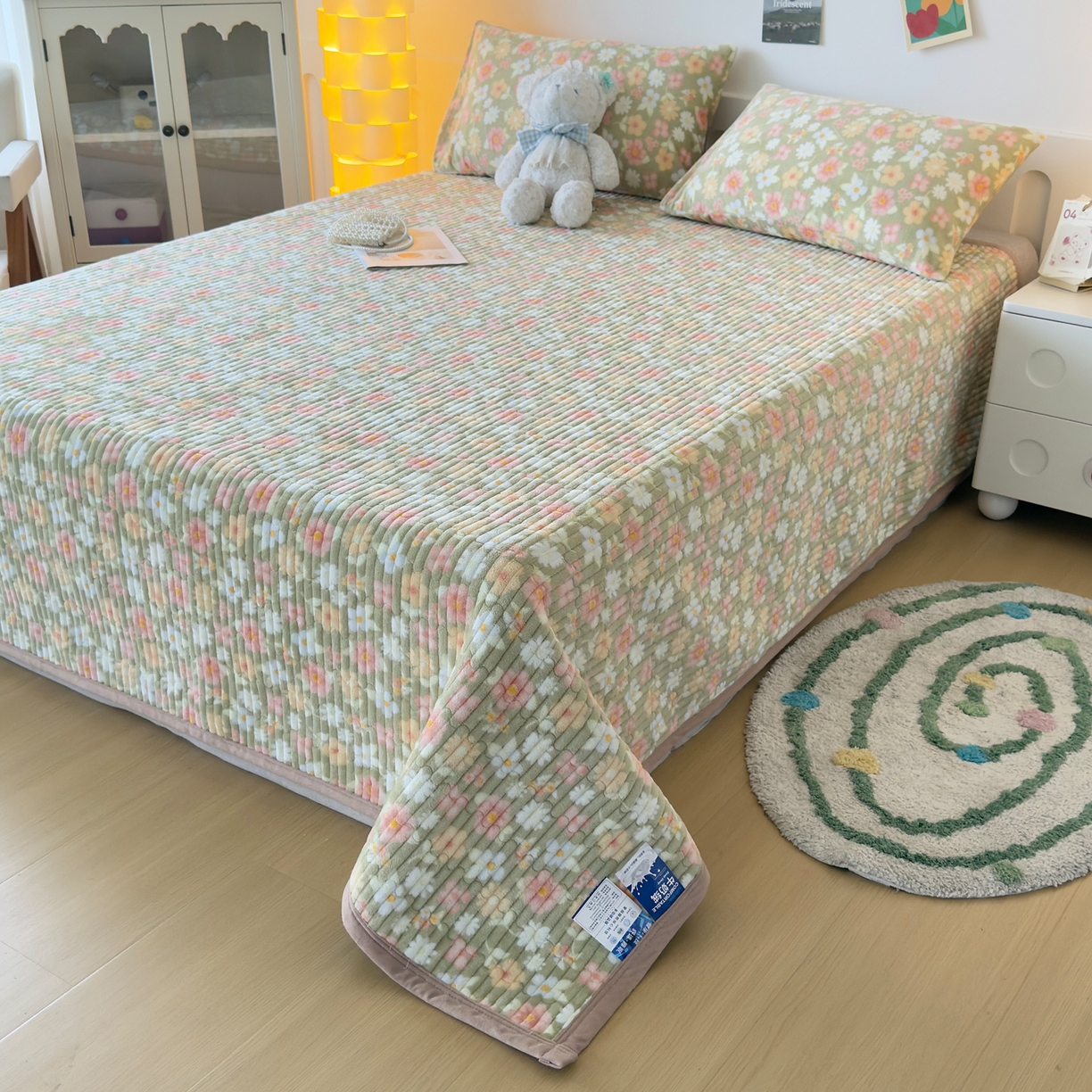 91家纺网 家纺一手货源 找家纺 金泰莱 2025新款高克重牛奶绒夹棉印花床盖 花丛绿