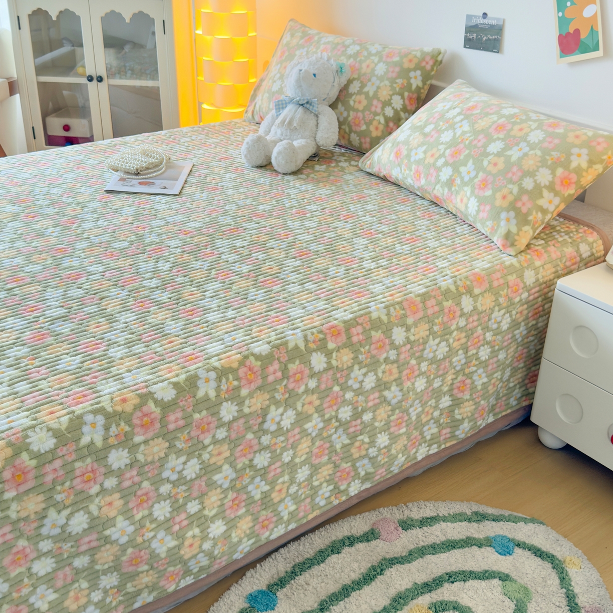 91家纺网 家纺一手货源 找家纺 金泰莱 2025新款高克重牛奶绒夹棉印花床盖 花丛绿