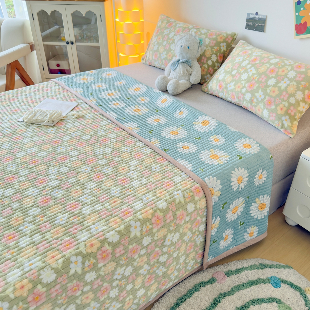 91家纺网 家纺一手货源 找家纺 金泰莱 2025新款高克重牛奶绒夹棉印花床盖 花丛绿