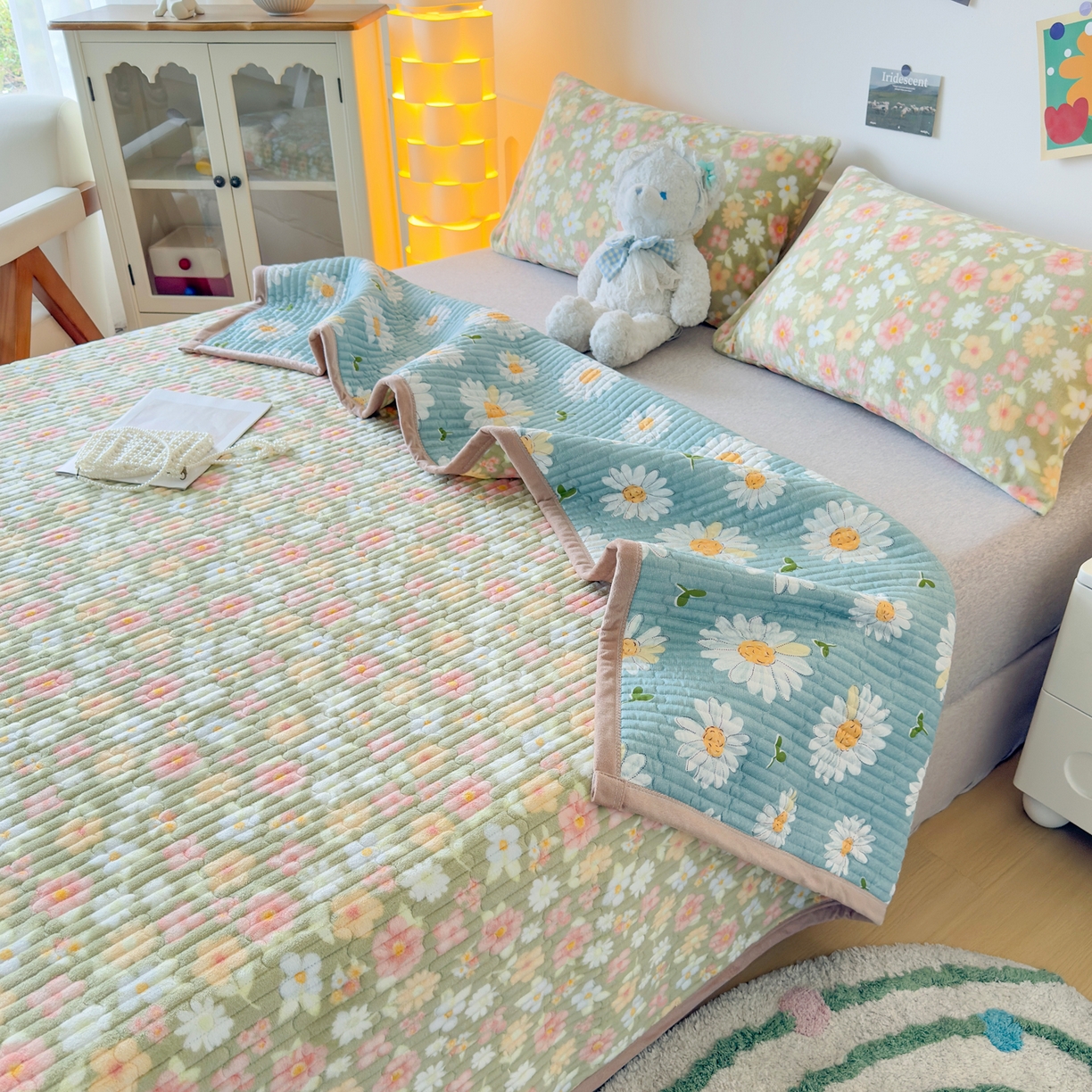 91家纺网 家纺一手货源 找家纺 金泰莱 2025新款高克重牛奶绒夹棉印花床盖 花丛绿