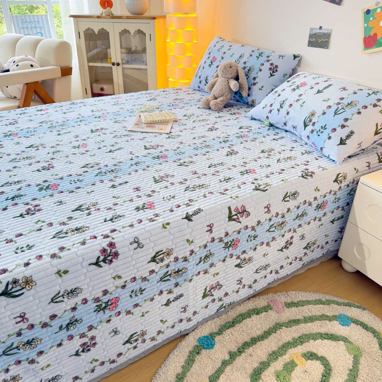 91家纺网 家纺一手货源 找家纺 金泰莱 2025新款高克重牛奶绒夹棉印花床盖 花开盛世