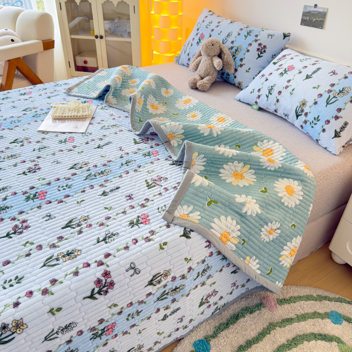 91家纺网 家纺一手货源 找家纺 金泰莱 2025新款高克重牛奶绒夹棉印花床盖 花开盛世