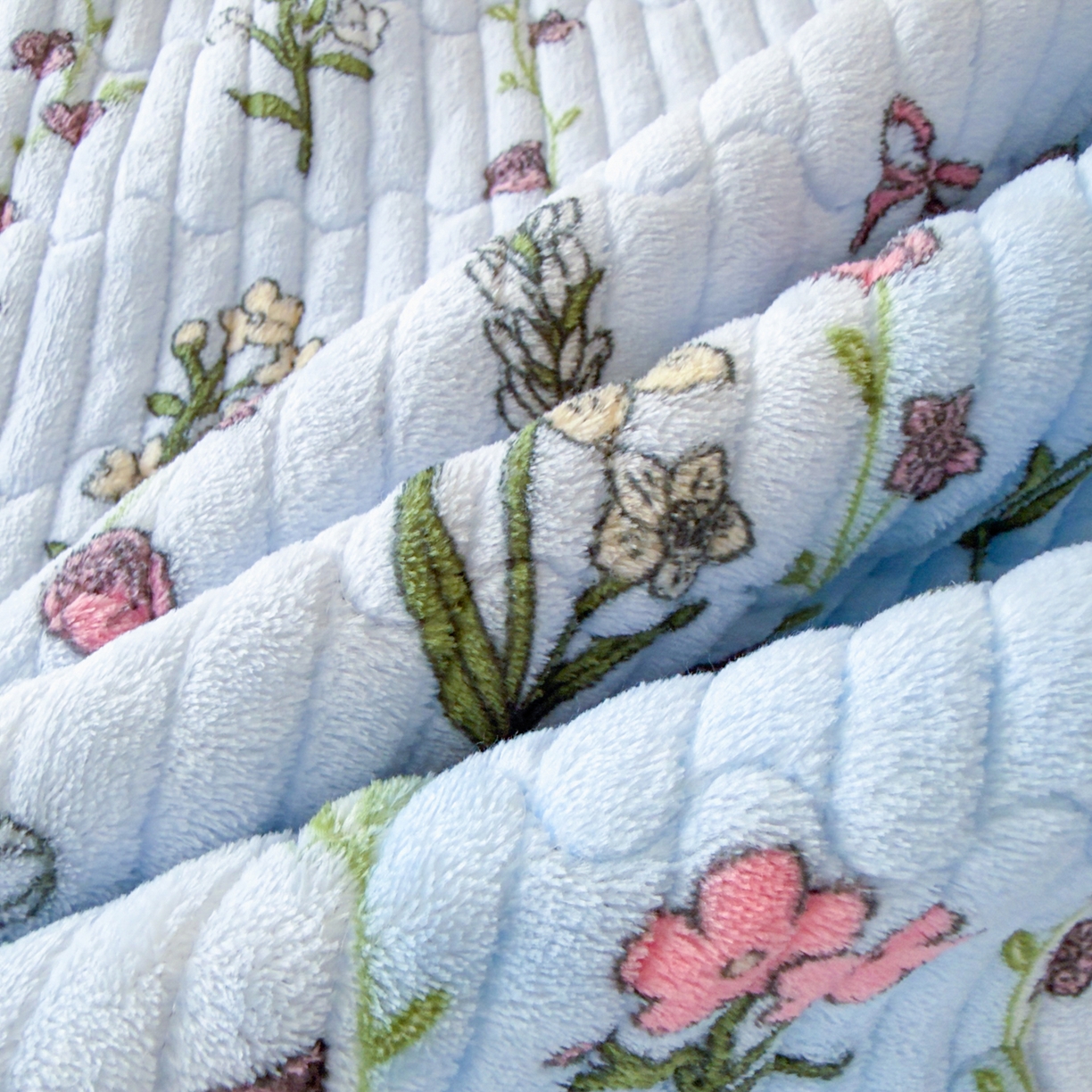 91家纺网 家纺一手货源 找家纺 金泰莱 2025新款高克重牛奶绒夹棉印花床盖 花开盛世