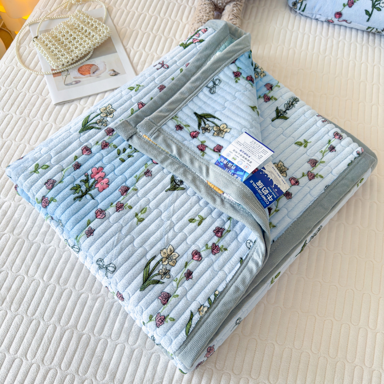 91家纺网 家纺一手货源 找家纺 金泰莱 2025新款高克重牛奶绒夹棉印花床盖 花开盛世