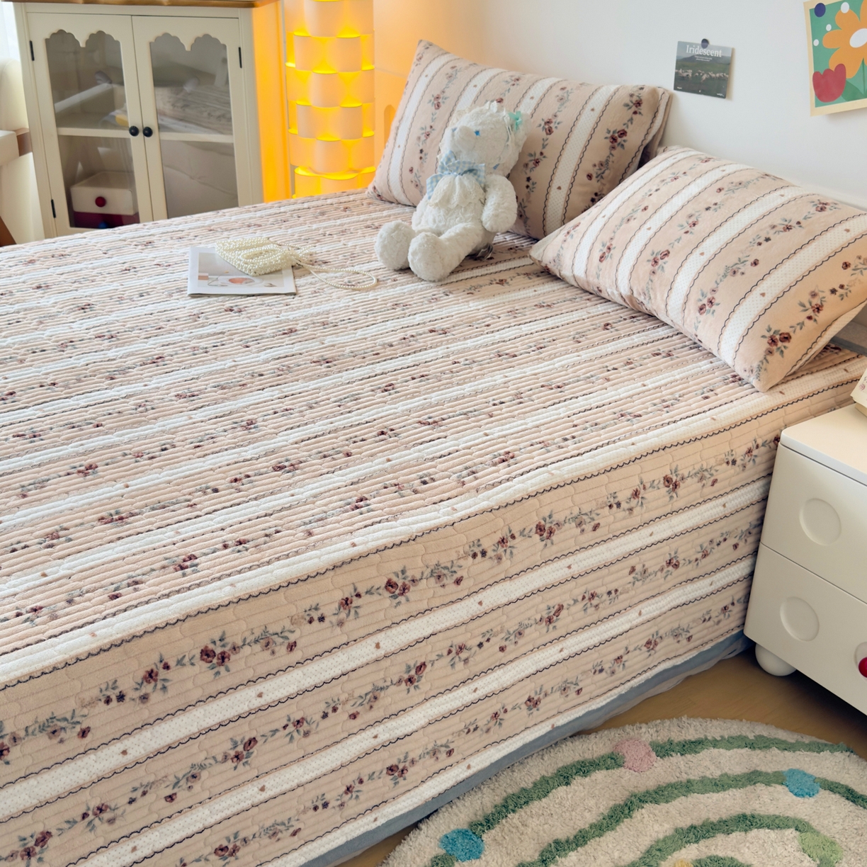 91家纺网 家纺一手货源 找家纺 金泰莱 2025新款高克重牛奶绒夹棉印花床盖 花之物语