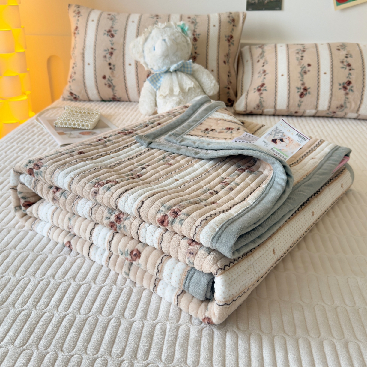 91家纺网 家纺一手货源 找家纺 金泰莱 2025新款高克重牛奶绒夹棉印花床盖 花之物语