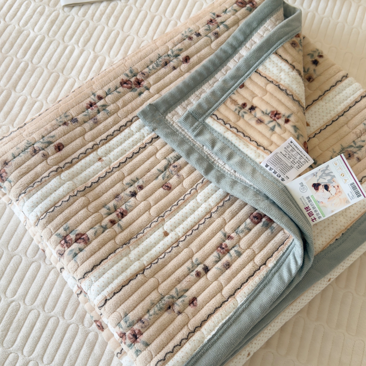 91家纺网 家纺一手货源 找家纺 金泰莱 2025新款高克重牛奶绒夹棉印花床盖 花之物语