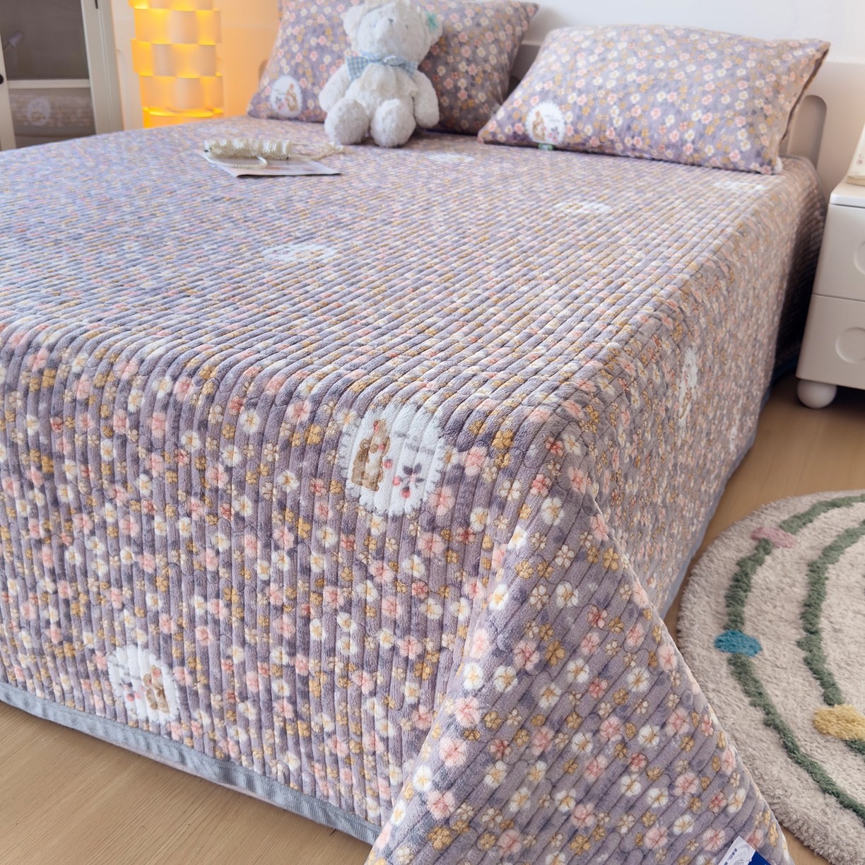 91家纺网 家纺一手货源 找家纺 金泰莱 2025新款高克重牛奶绒夹棉印花床盖 花中精灵