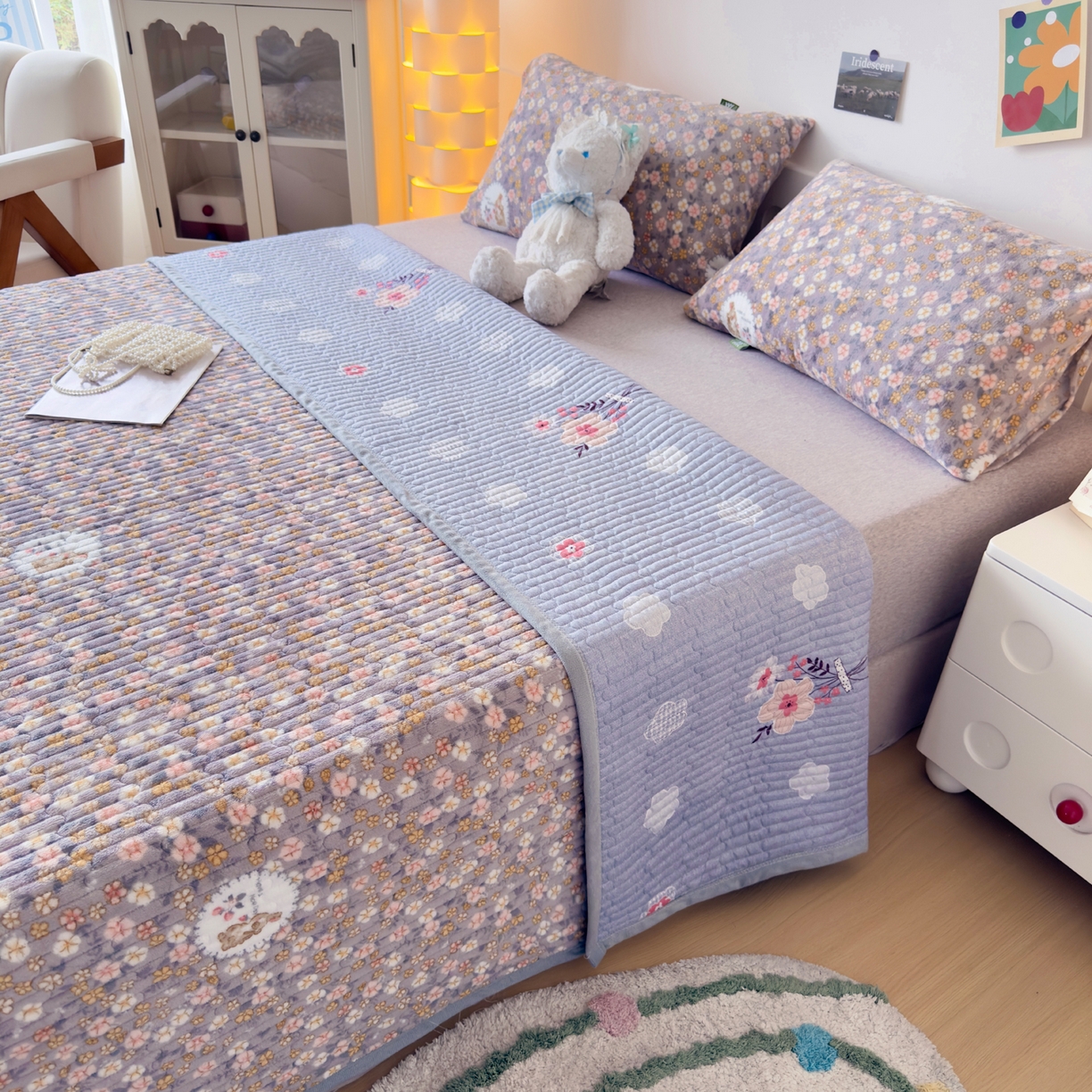 91家纺网 家纺一手货源 找家纺 金泰莱 2025新款高克重牛奶绒夹棉印花床盖 花中精灵