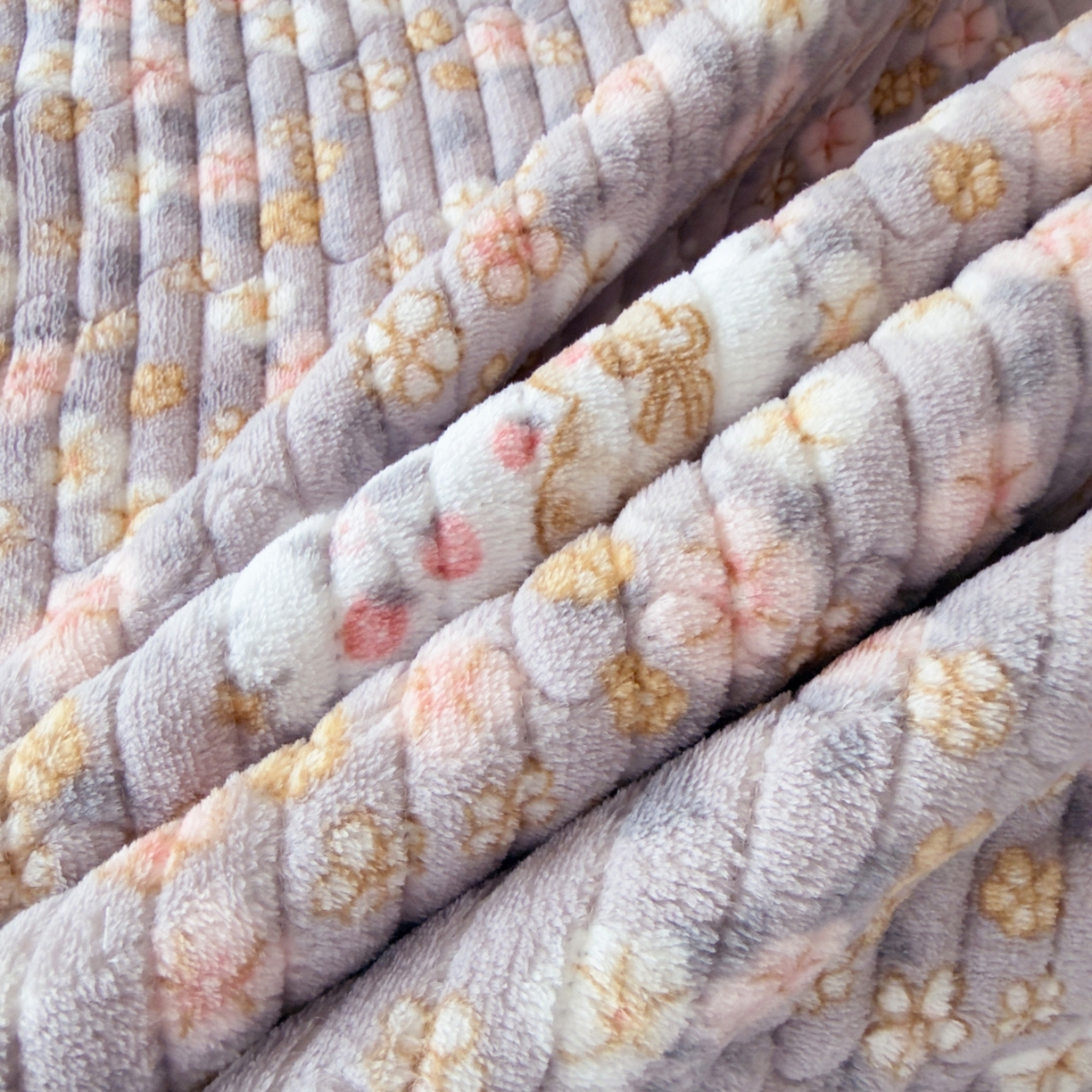 91家纺网 家纺一手货源 找家纺 金泰莱 2025新款高克重牛奶绒夹棉印花床盖 花中精灵