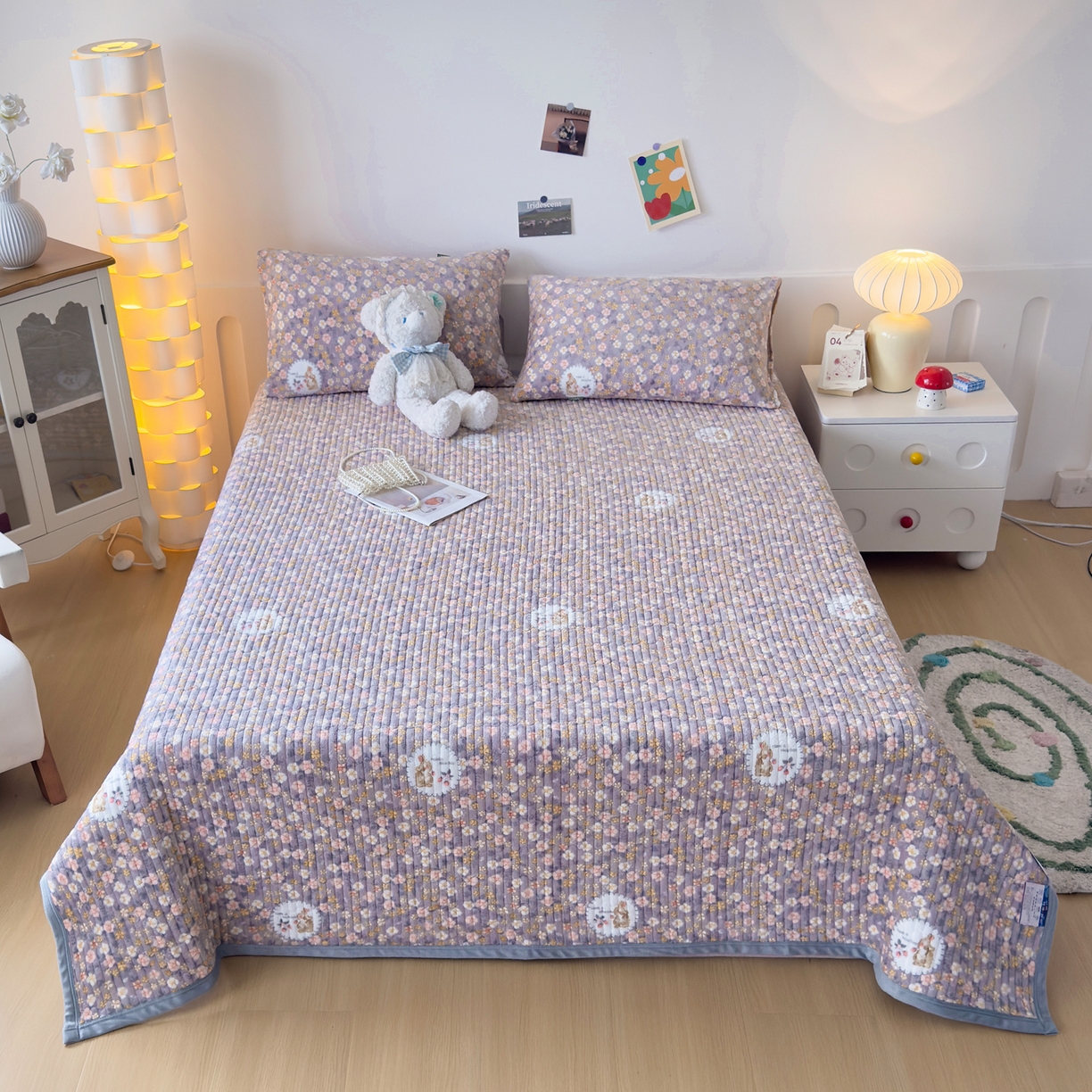 91家纺网 家纺一手货源 找家纺 金泰莱 2025新款高克重牛奶绒夹棉印花床盖 花中精灵