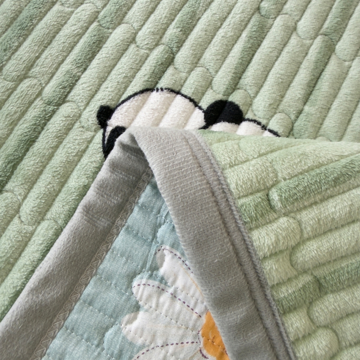 91家纺网 家纺一手货源 找家纺 金泰莱 2025新款高克重牛奶绒夹棉印花床盖 快乐熊